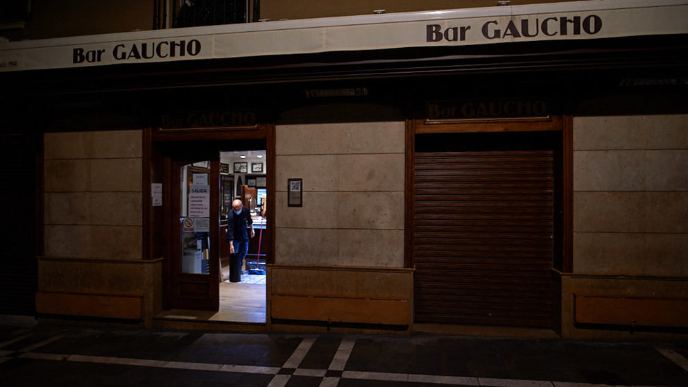 Los establecimientos hosteleros la noche del cierre decretado por el Gobierno de Navarra. MIGUEL OSÉS