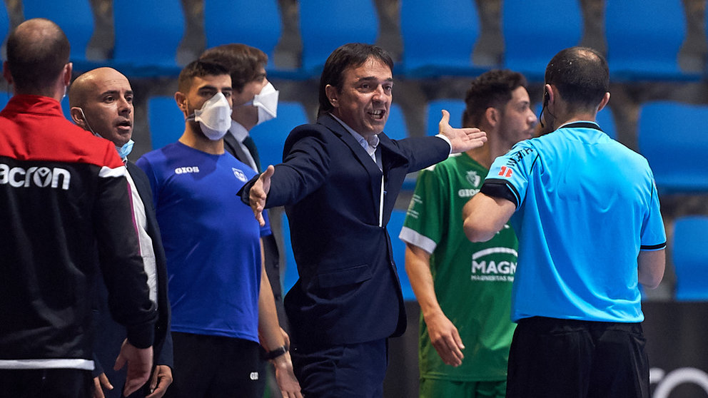 Imanol Arregui protesta en el partido de futbol sala entre Osasuna Xota - Burela Lugo jugado en el pabellón Anaitasuna de Pamplona. MIGUEL OSÉS