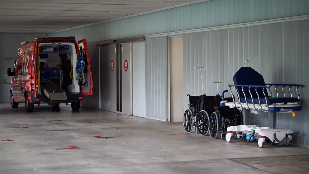 Una ambulancia del 112 en las urgencias del complejo hospitalario de Navarra durante la segunda ola de coronavirus en la Comunidad Foral. MIGUEL OSÉS