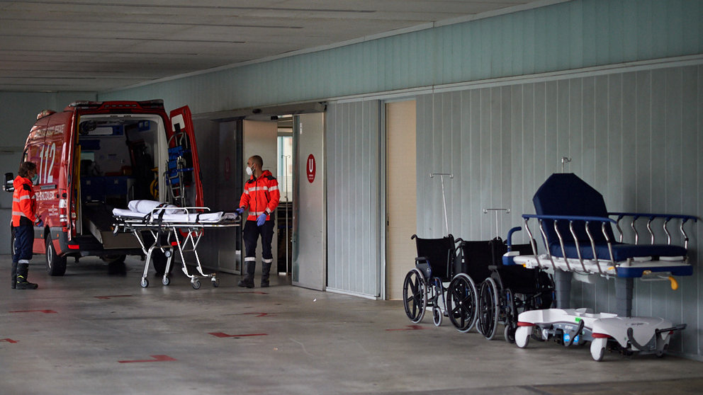 Personal sanitario del 112 con una camilla en las urgencias del complejo hospitalario de Navarra durante la segunda ola de coronavirus en la Comunidad Foral. MIGUEL OSÉS