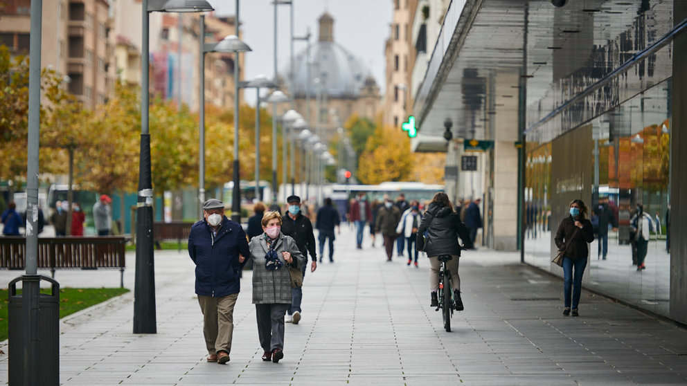 Varias personas pasean por el centro de Pamplona durante la segunda ola de coronavirus 2020. PABLO LASAOSA