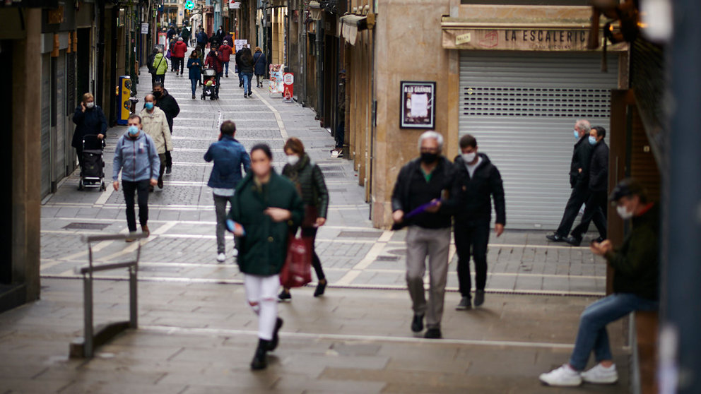 Varias personas pasean por el centro de Pamplona durante la segunda ola de coronavirus 2020. PABLO LASAOSA