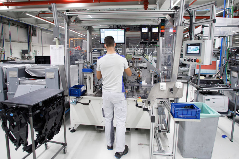 rabajador en la máquina de preparación de faros de Montaje de Volkswagen Navarra
