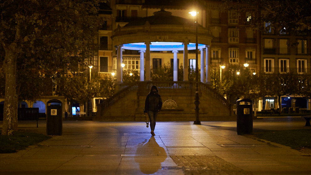 Una chica, con su longboard, camina por la Plaza del Castillo de Pamplona. PABLO LASAOSA