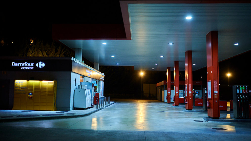 Una gasolinera de Pamplona, únicamente abierta para repostar combustible. PABLO LASAOSA