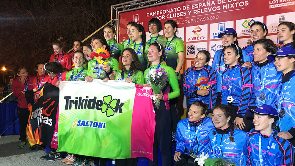 Equipo femenino del Saltoki trikideak de duatlón en el podio. Cedida.