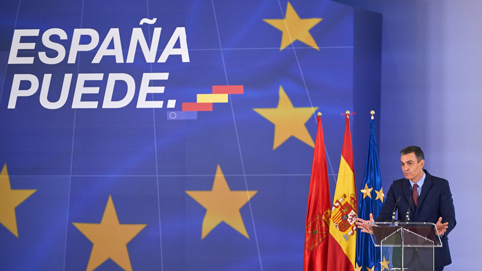 El presidente del Gobierno de España, Pedro Sánchez, presenta el plan de recuperación económica 'España Puede' en un acto en el que participa también la presidenta del Gobierno de Navarra, María Chivite. MIGUEL OSÉS