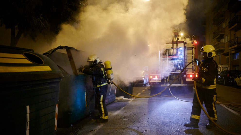 Policía Municipal de Pamplona y Bomberos atienden incendios de contenedores en la Rochapea. PABLO LASAOSA