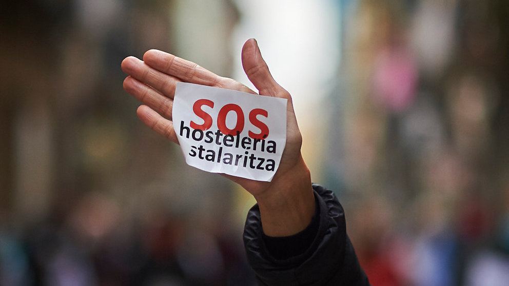 Cientos de personas se manifiestan por las calles del Casco Antiguo de Pamplona en apoyo a la hostelería, cerrada por el Gobierno desde hace más de dos semanas. PABLO LASAOSA