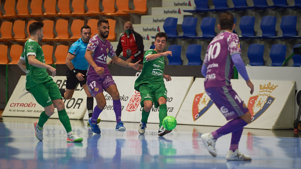 Osasuna Xota se enfrenta al Palma Futsal en el pabellón Anaitasuna de Pamplona. MIGUEL OSÉS