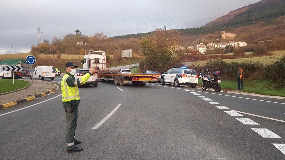 La Guardia Civil atiende un doble accidente en la ronda de Pamplona. CEDIDA