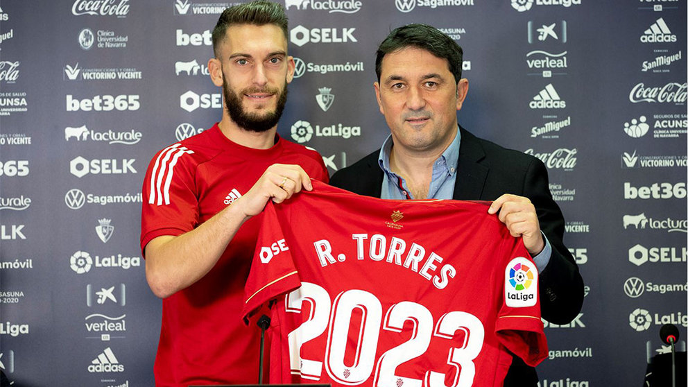 Roberto Torres y Braulio sostienen la camiseta de la renovación del jugador hasta 2023. CA Osasuna.