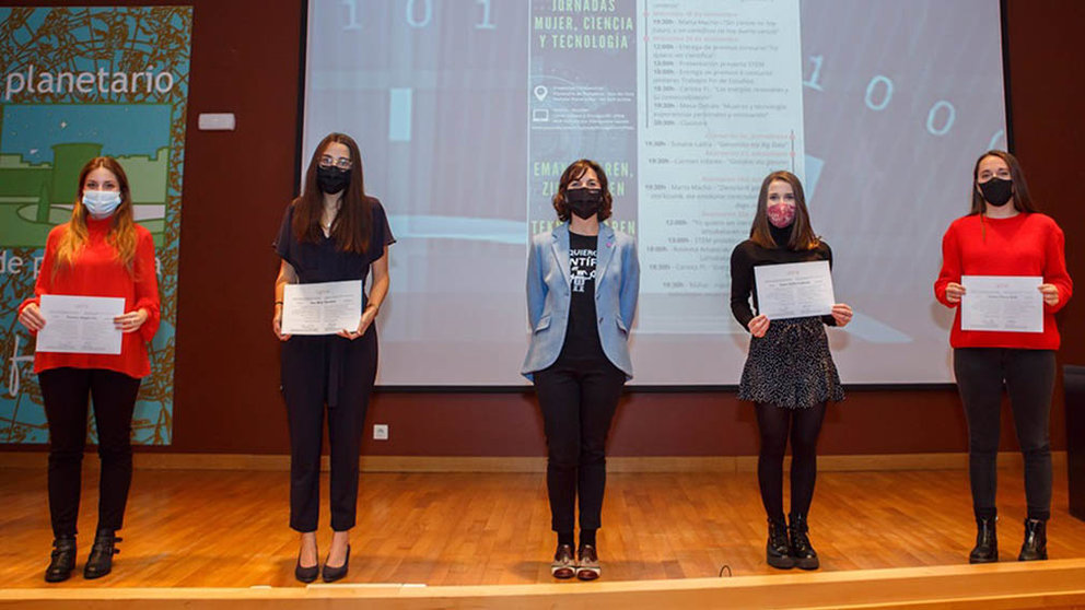 Patricia Alegría (accésit en máster), Ana Ruiz (primer premio máster), Gurutze Pérez (directora de la Cátedra de Mujer, Ciencia y Tecnología), Leire Ayllón (primer premio en grado) y Andrea Vizcay (accésit en grado). UPNA