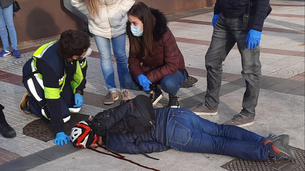 La Policía Foral y personal sanitario atienden a un hombre que se ha accidentado con un patinete eléctrico en Sancho el Fuerte. POLICÍA FORAL