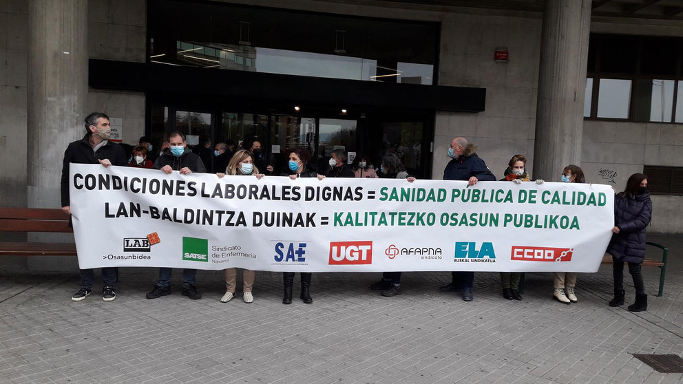 Los sindicatos LAB, Satse, SAE, UGT, Afapna, ELA y CCOO se concentran en Pamplona por una sanidad pública de calidad. EUROPA PRESS