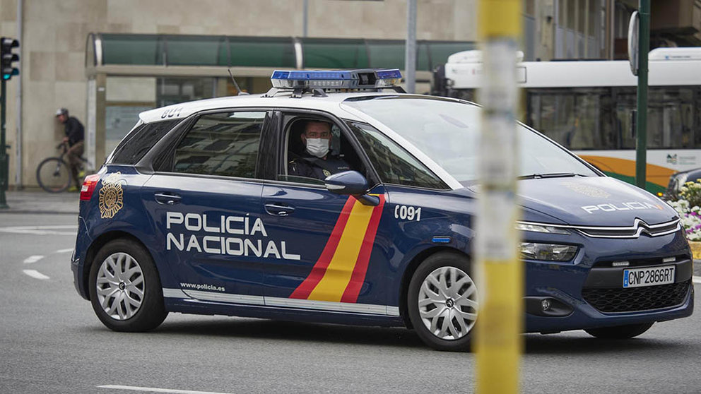 Un vehículo de la Policía Nacional patrulla por una céntrica calle de Pamplona. Eduardo Sanz/Europa Press
