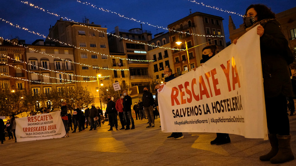 Manifestación convocada por la plataforma SOS Salvemos la Hostelería en protesta por las repercusiones del cierre de la hostelería. MIGUEL OSÉS