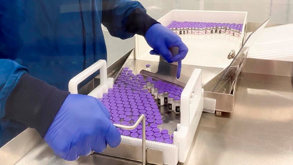 Imagen facilitada por la farmacéutica Pfizer que muestra viales de la vacuna para la covid-19 en un laboratorio. EFE/EPA/PFIZER HANDOUT
