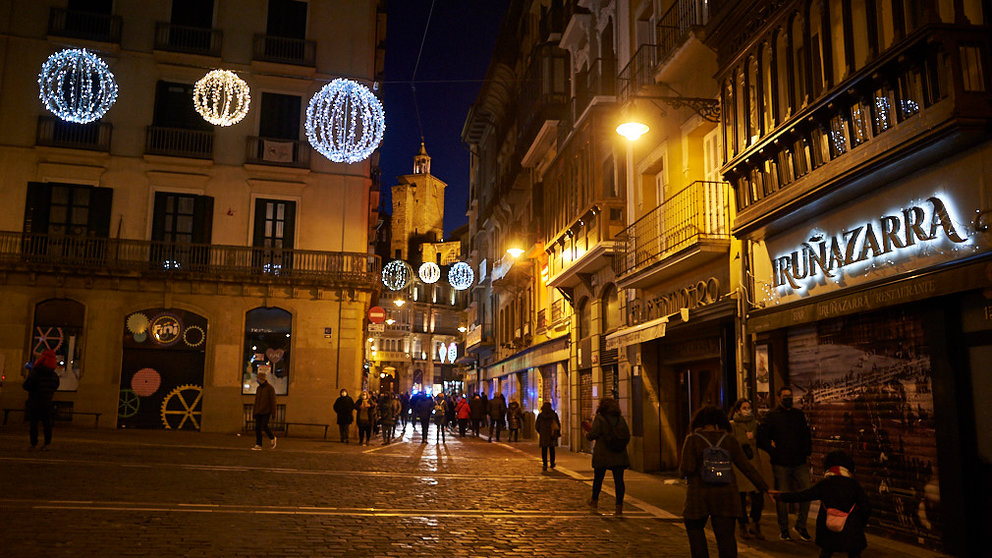 Las luces de Navidad 2020 por la parte vieja de Pamplona. PABLO LASAOSA