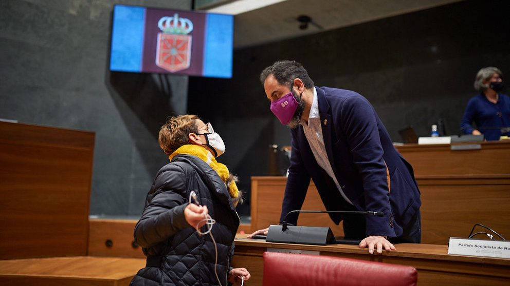 La Presidente del Gobierno de Navarra, María Chivite, habla con el portavoz del PSN, Ramón Alzorriz en el pleno del parlamento. MIGUEL OSÉS