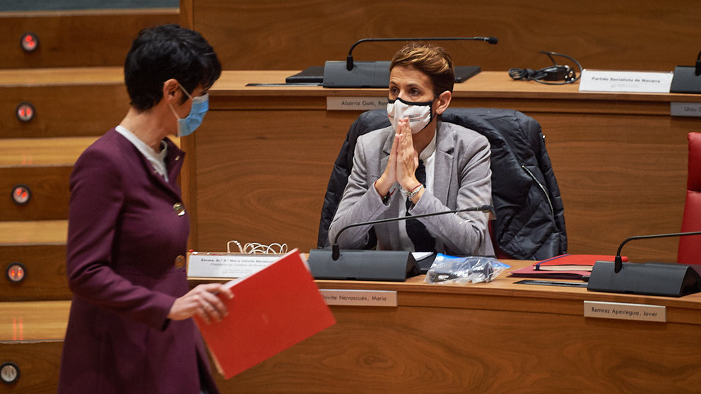 La Presidenta del Gobierno de Navarra, María Chivite (d), junto a la consejera de Hacienda, Elma Saiz (i), durante el pleno del parlamento. MIGUEL OSÉS