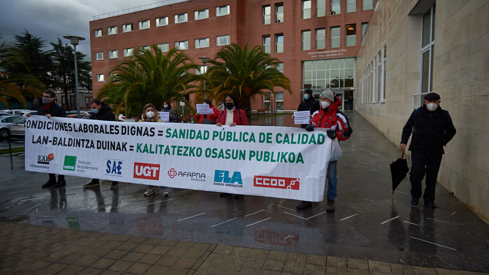 Concentración de los sindicatos LAB, Satse, SAE, UGT, Afapna, ELA y CCOO frente a la puerta del Centro de Consultas Príncipe de Viana. MIGUEL OSÉS