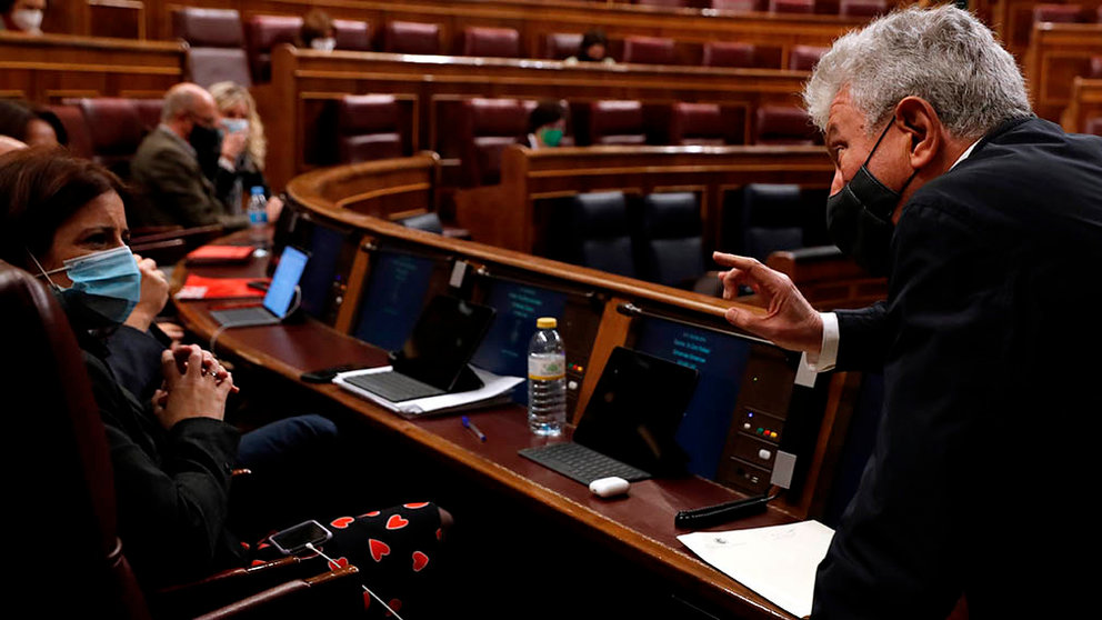 La portavoz del PSOE, Adriana Lastra (i) conversa con el diputado de Nueva Canarias, Pedro Quevedo , durante el debate del proyecto de presupuestos generales del Estado para 2021 en el Congreso este miércoles. EFE/J.J. Guillén
