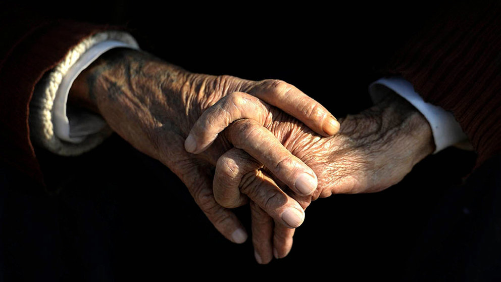 Vista de las manos de un anciano. EFE/DAREK DELMANOWICZ
