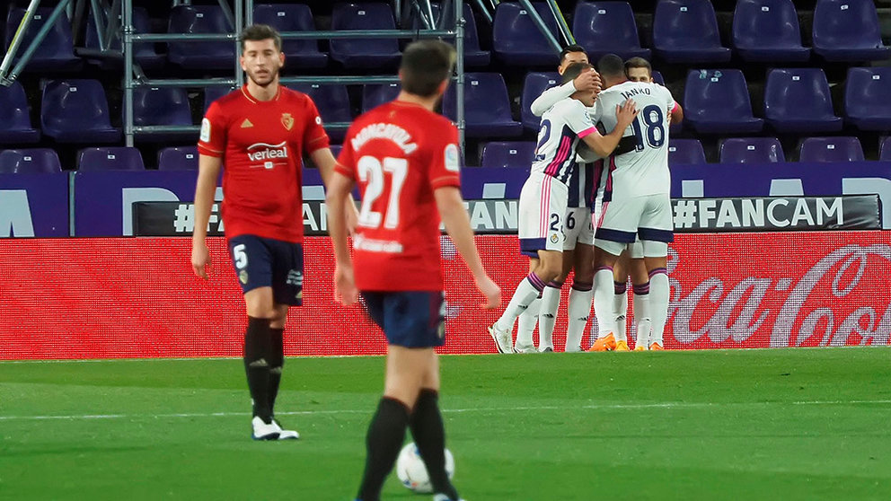 Los jugadores del Real Valladolid celebran el primer gol del equipo pucelano durante el encuentro correspondiente a la jornada 13 de primera división que disputan esta noche frente a Osasuna en el estadio José Zorrilla, en la capital vallisoletana. EFE / R. García.