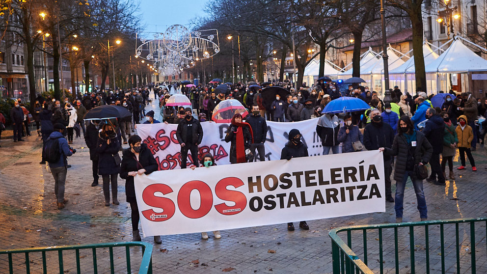 Decenas de personas se concentran en Pamplona en favor de la hostelería. PABLO LASAOSA