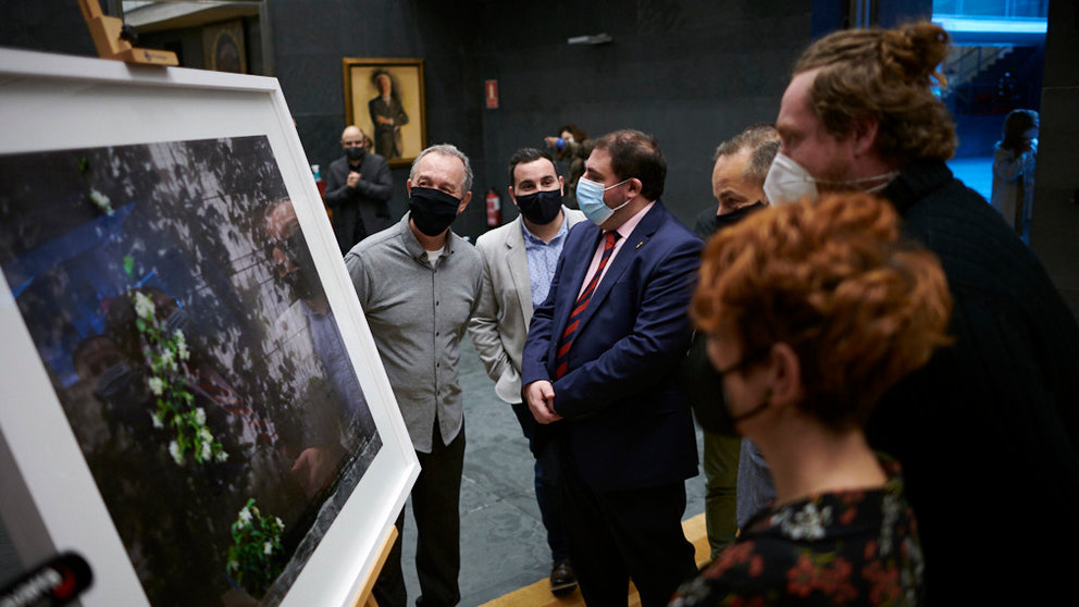 El Parlamento de Navarra presenta su última adquisición para la colección de obras de arte de la Cámara. Se trata de una fotografía de Carlos Cánovas. PABLO LASAOSA