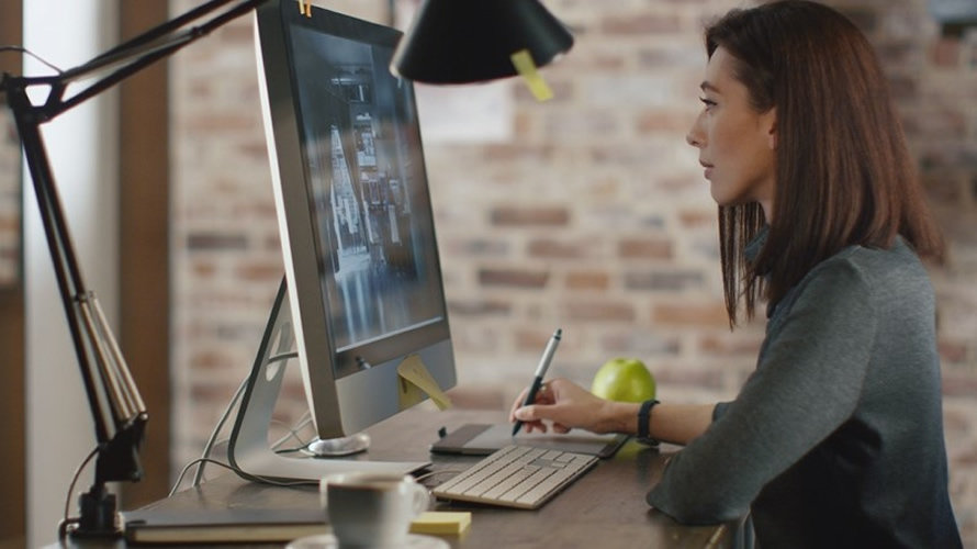 Una mujer trabajando delante de un ordenador. CEDIDA.