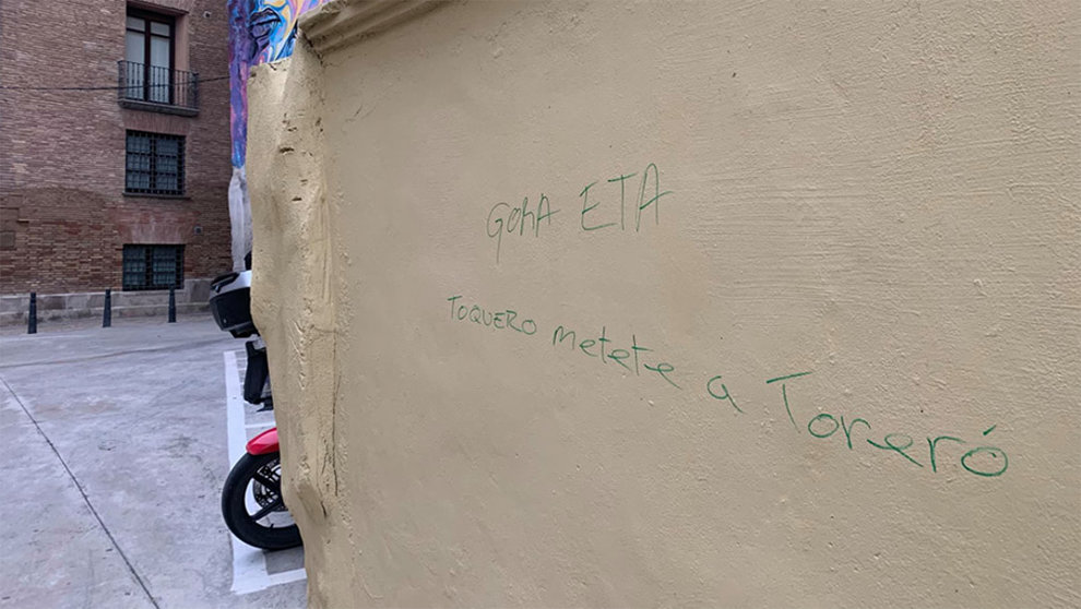 Pintada a favor de ETA y contra Alejandro Toquero, alcalde de Tudela, frente al consistorio de la ciudad. FACEBOOK