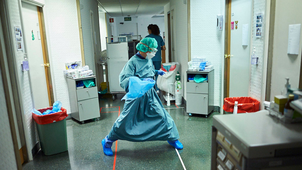 Una enfermera pisa las zonas infectadas del pasillo de la 'planta Covid' de la CUN. PABLO LASAOSA