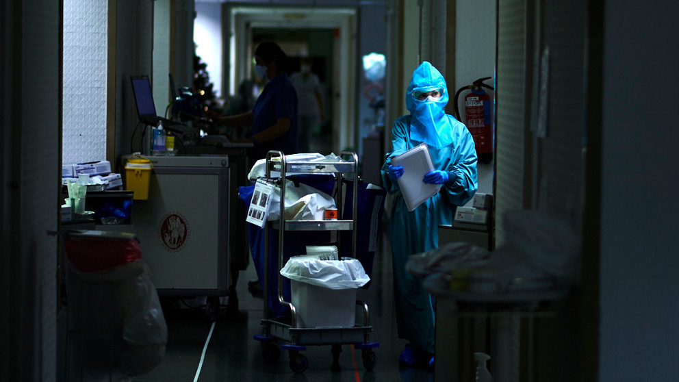 Una enfermera carga una lista de comida en la 'planta Covid' de la CUN. PABLO LASAOSA
