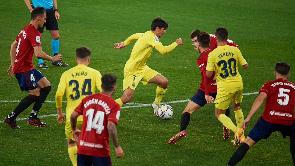Partido entre Osasuna y Villarreal correspondiente a la jornada número 14 jugado en el estadio de El Sadar de Pamplona. MIGUEL OSÉS