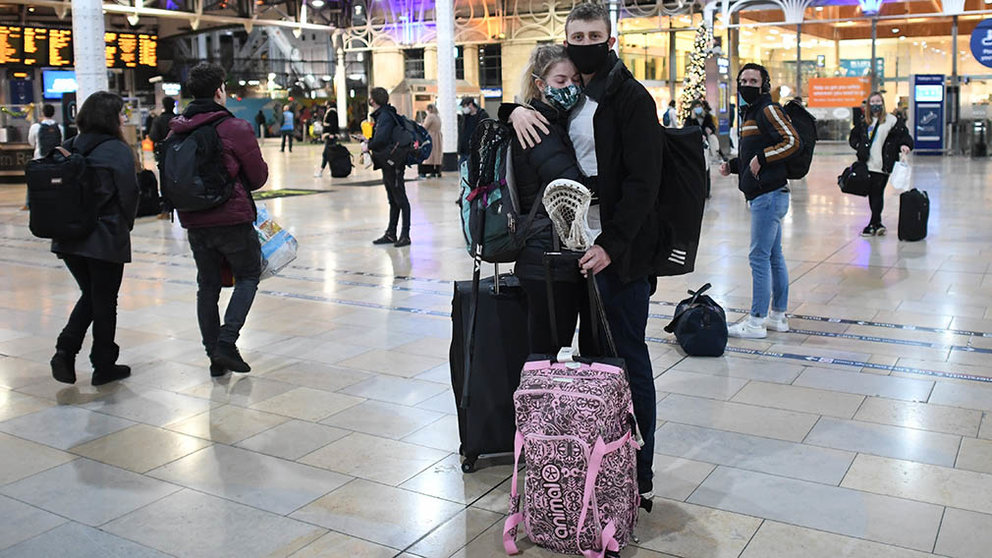 Varias personas esperan en la explanada de la estación de Paddington el último día de compras del sábado antes de Navidad, después del anuncio de que Londres pasará a las restricciones de Covid de nivel 4 a partir de la medianoche. Foto: Stefan Rousseau / PA Wire / dpa