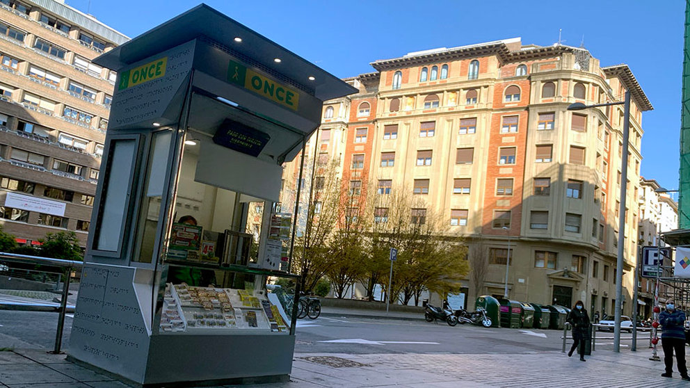 Un kiosko del cupón de la ONCE en la calle Estella de Pamplona, junto a la plaza del Vínculo.