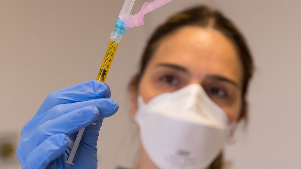 Una enfermera de la CUN prepara la primera vacuna de Janssen en fase III para inyectarla al primer paciente navarro. CLÍNICA UNIVERSIDAD DE NAVARRA