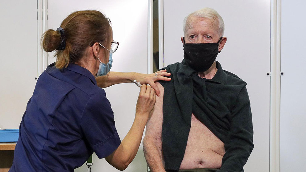Un hombre recibe en Inglaterra una de las primeras dosis de la vacuna de Pfizer. EUROPA PRESS (Steve Parsons/PA Wire/dpa)
