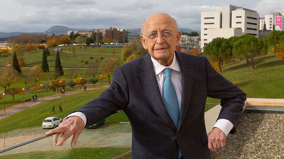 El profesor Francisco Ponz posando en el campus para una entrevista de la revista Nuestro Tiempo realizada con motivo de su 100 cumpleaños. UNAV