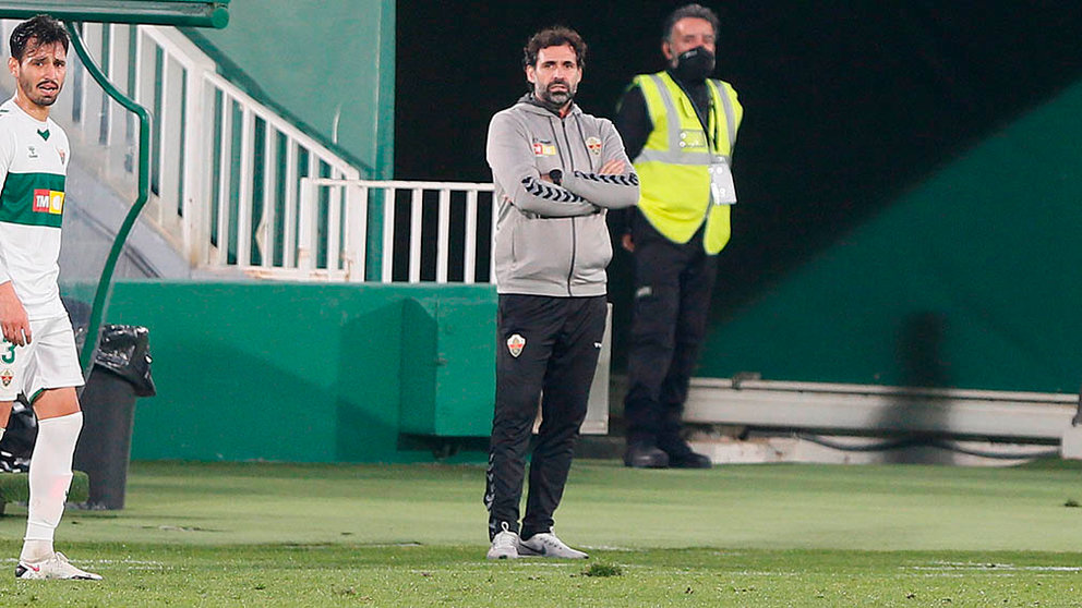 El segundo entrenador del Elche Jesús Muñoz Calonge, durante el partido contra Osasuna, en la jornada 15 de LaLiga Santander que se disputa en el estadio Manuel Martínez Valero.- EFE/ Ramón