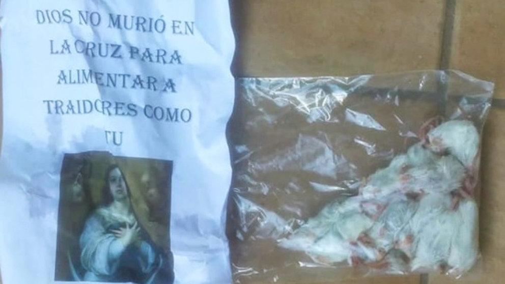 Carteles con insultos y bolsas de ratas muertas depositadas en la iglesia. EUROPA PRESS