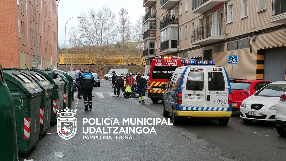 Policía Municipal y una ambulacia atienden a la mujer atropellada en el barrio de San Jorge. CEDIDA