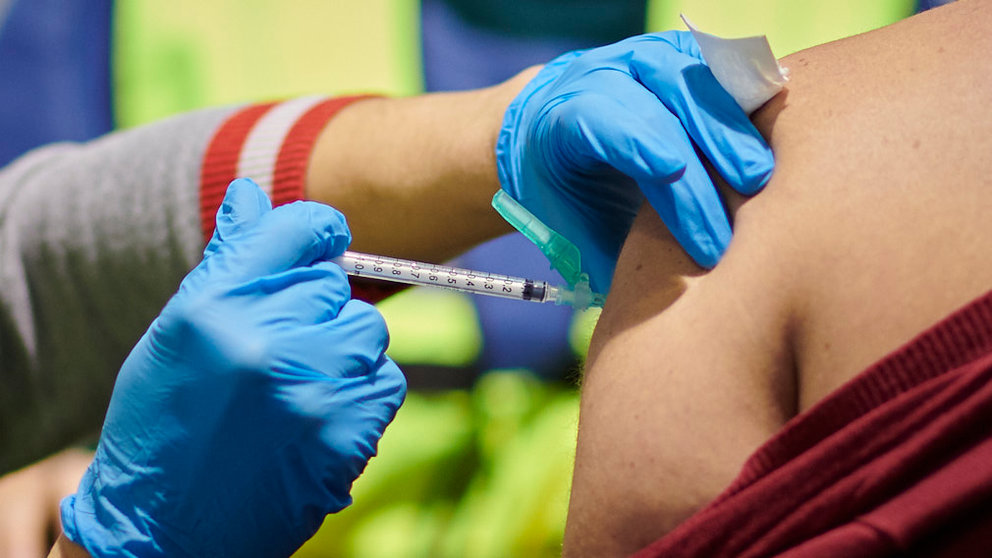 Inicio de la vacunacion contra la Covid-19 a profesionales sanitarios en Navarra en las instalaciones de Refena. PABLO LASAOSA
