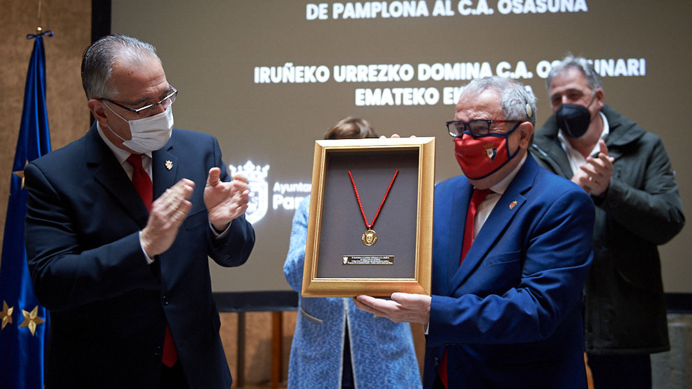 El alcalde de Pamplona, Enrique Maya, entrega la Medalla de Oro de la ciudad al Club Atlético Osasuna. Recogerá la distinción el presidente del club, Luis Sabalza. MIGUEL OSÉS