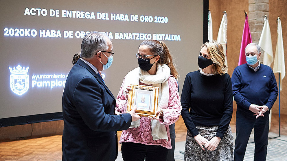 La Asociación Cabalgata Reyes Magos de Pamplona hace entrega de la XIX Haba de Oro al Centro de Salud Mental Infanto-Juvenil ‘Natividad Zubieta’, ubicado en Sarriguren. PABLO LASAOSA