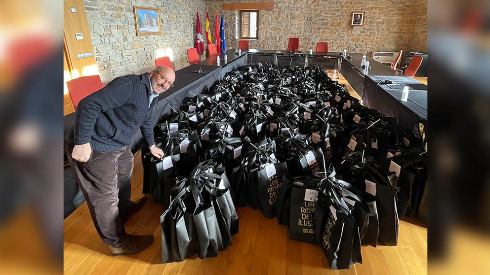 El alcalde de la Cendea de Cizur, Rafael Ansó, junto a los regalos que los Reyes Magos han dejado para los niños de la localidad. CEDIDA