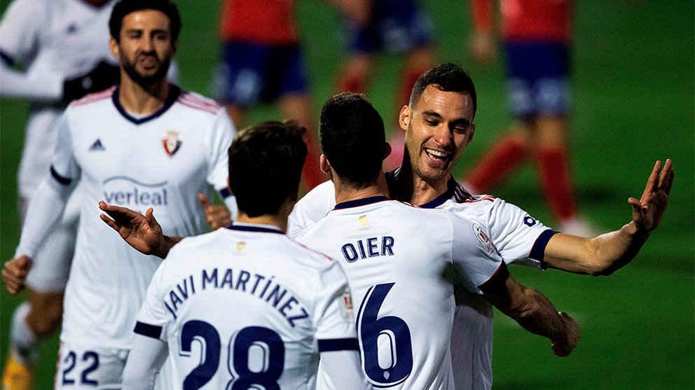 El jugador del Osasuna Oier (c), celebra su gol contra el UE Olot, y (d), durante el partido de segunda eliminatoria de la Copa del Rey.- EFE/ Enric Fontcuberta.