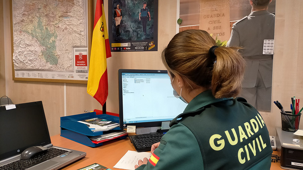 Una agente de la Guardia Civil investiga una presunta estafa online ocurrida en la Ribera de Navarra. CEDIDA